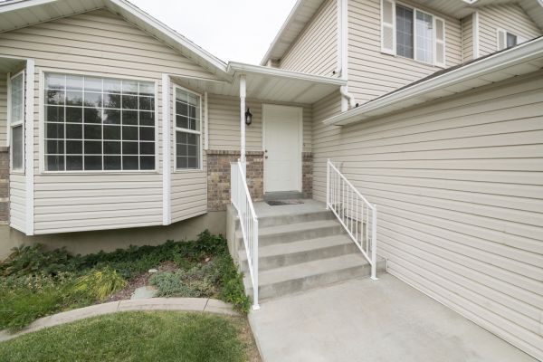 Cost of White Vinyl Siding Replacement in Bronx
